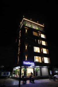 een gebouw waar 's nachts motoren voor geparkeerd staan bij The Basil Hotel in Udaipur