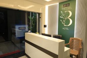 een hotellobby met een receptie en een bord bij The Basil Hotel in Udaipur