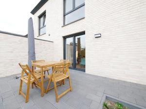 a wooden table and chairs on a patio at Seenah2, privater Garten, Stellplatz, Strandnähe in Sassenberg