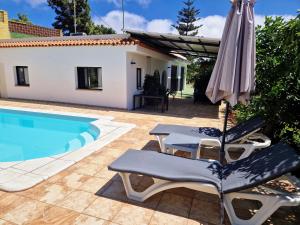 eine Villa mit Swimmingpool und ein Haus in der Unterkunft Casa con piscina privada y vistas in Santa Brígida + 29 Fotos