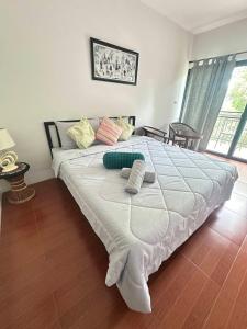 Un pat sau paturi într-o cameră la littlehousekhaoyai ลิตเติ้ลเฮาส์เขาใหญ่
