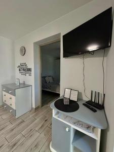 una camera con scrivania e TV appesa a un muro di Apartament Guziczek a Nowy Targ