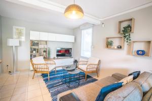 Et opholdsområde på Parking Sécurisé -Climatisé-Piscine-Terrasse-AM