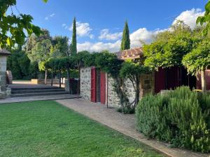 Κήπος έξω από το Lovely country house in Maremma with swimming pool