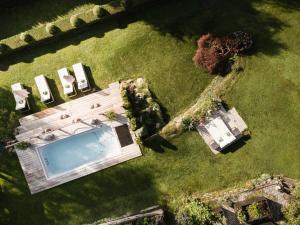 an overhead view of a swimming pool in a yard at Boutique Pension Erlacher - Adults Only in Villandro