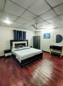Кровать или кровати в номере Modern 2BR Apartment with AC, Terrace & Kitchen, Clifton Karachi