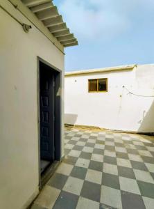Фотография из галереи Modern 2BR Apartment with AC, Terrace & Kitchen, Clifton Karachi в Карачи