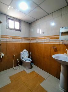 Ванная комната в Modern 2BR Apartment with AC, Terrace & Kitchen, Clifton Karachi