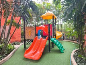 plac zabaw ze zjeżdżalnią i zjeżdżalnią w obiekcie Sevenseas คอนโดสวนน้ำจอมเทียน พัทยา byส้ม w mieście Jomtien Beach