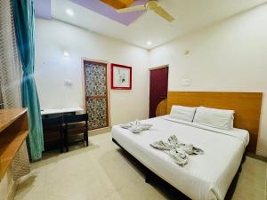 Ένα ή περισσότερα κρεβάτια σε δωμάτιο στο Fully furnished 2BHK home @NTPC +7 φωτογραφίες