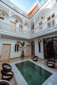 una grande camera con piscina in un edificio di Riad Le Terracotta a Marrakech