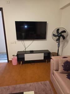 Μια τηλεόραση ή/και κέντρο ψυχαγωγίας στο Luxurious 3 room hotel apartment just steps away from North 90th Street offering a perfect blend of comfort and convenience Ideal for families