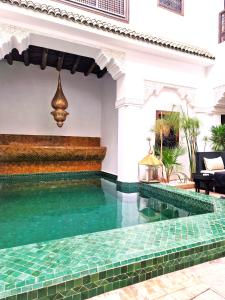 une piscine au milieu d'une maison dans l'établissement Riad Dar El Mahja, à Marrakech