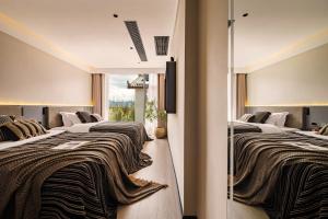 a row of beds in a hotel room at Dayanli Yuanshe Aesthetics Lijiang Ancient Town Panoramic Resort Hotel in Lijiang +52 photos