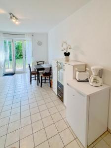 a kitchen and dining room with a phone on a counter at Kleines Idyll, Ruhig & erholsam - Peter M22 - Frankenwald Apartments in Stadtsteinach
