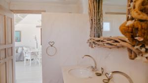 un baño con lavabo y espejo en Villa Aristoteles, en Halki 23 fotos más