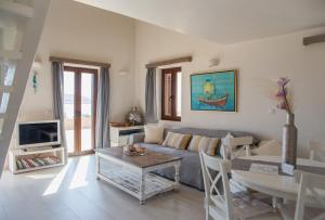una sala de estar con un sofá y una mesa en Villa Aristoteles, en Halki