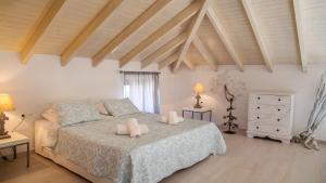 Un dormitorio con una cama con dos velas encima. en Villa Aristoteles, en Halki