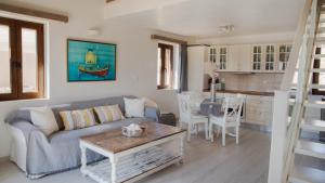 una sala de estar con un sofá y una mesa en Villa Aristoteles, en Halki
