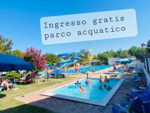 a group of people in a pool at an amusement park at Valle Caterina in Torino di Sangro