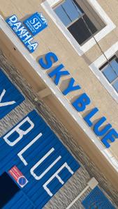 un cartel en el costado de un edificio en Dakhla sky blue, en Dakhla 29 fotos más