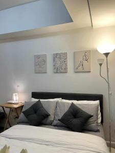 Ένα ή περισσότερα κρεβάτια σε δωμάτιο στο CLAMZ Staycation +8 φωτογραφίες