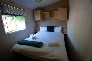 Ένα ή περισσότερα κρεβάτια σε δωμάτιο στο Nursery lane caravan park