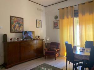 a living room with a tv on a wooden dresser at Suite beachfront near the station and Port, 5 beds in Civitavecchia +44 photos