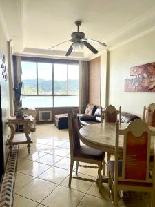 een woonkamer met een tafel en een bank bij Janela para o oceano in São Vicente