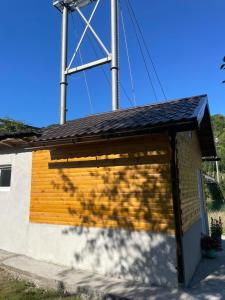 GoraždeにあるApartman Sadba 2の屋根付きの木製のガレージドアのある建物