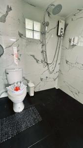 a bathroom with a toilet and a shower at Kim house Koh Jum in Ban Ko Phrao