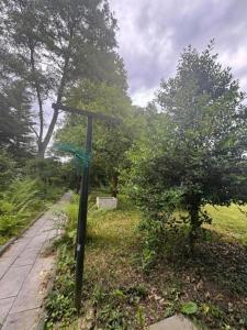 a street sign in the grass next to a sidewalk at Monteurwohnung Köln Rösrath in Rösrath