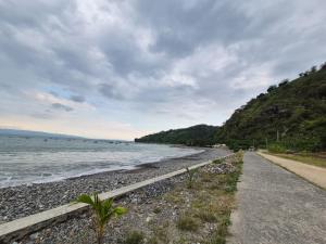 ein Weg neben dem Meer an einem felsigen Strand in der Unterkunft Hotel daundaun in Tjikakaka + 46 Fotos