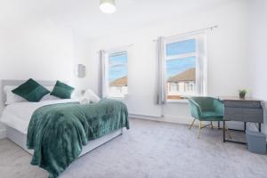Un pat sau paturi într-o cameră la 3 bedroom House in Runcorn Halton