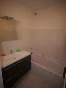 a bathroom with a sink and a bath tub at Magnifique T3 RDC vue mer-accès plage direct chez CATH in Trébeurden +6 photos