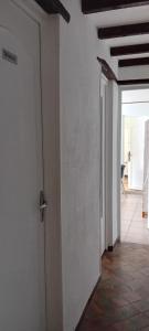 eine offene Tür in einem Zimmer mit Flur in der Unterkunft Francois Faber in Aulnay-sur-Iton