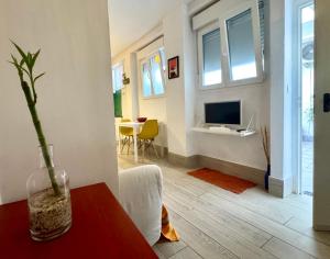 een woonkamer met een vaas op een tafel bij Casa Albaicin 1 in Granada