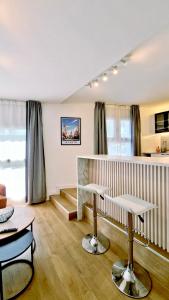 TV a/nebo společenská místnost v ubytování Amaya + 7 fotografií