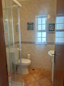 a bathroom with a toilet and a sink at Casa de Férias Familiar in Olhão