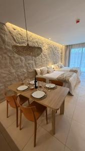 una sala da pranzo con tavolo e letto di Alcántara Hotel Chacras de Coria a Ciudad Lujan de Cuyo