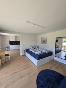 Habitación grande con cama y escritorio. en Ferienwohnung mit Balkon nahe Interlaken & Adelboden, en Frutigen