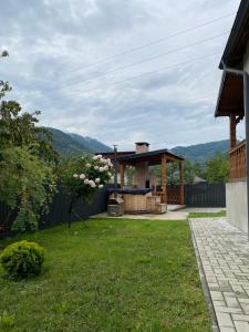 a garden with a gazebo in a yard at Casa Edy in Vişeu de Sus