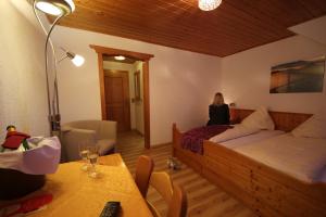 Postel nebo postele na pokoji v ubytování Hotel Krone Stühlingen - Das Tor zum Südschwarzwald