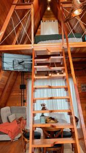 een stapelbed in een hut met een ladder bij Chalé nascer do sol in Massaranduba