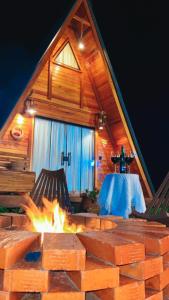 een vuurplaats in het midden van een huis bij Chalé nascer do sol in Massaranduba