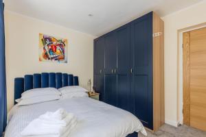 Postel nebo postele na pokoji v ubytování Modern 2 Bed Apartment Near City Centre with Free Parking