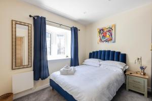 Postel nebo postele na pokoji v ubytování Modern 2 Bed Apartment Near City Centre with Free Parking