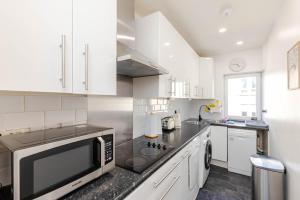 Kuchyň nebo kuchyňský kout v ubytování Modern 2 Bed Apartment Near City Centre with Free Parking + 6 fotografií