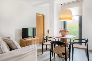 Μια τηλεόραση ή/και κέντρο ψυχαγωγίας στο Apartamentos Acebal