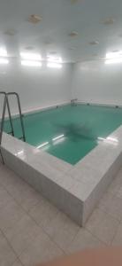 una gran piscina en un edificio con en Хостел AUTOMAX, en Dnipro